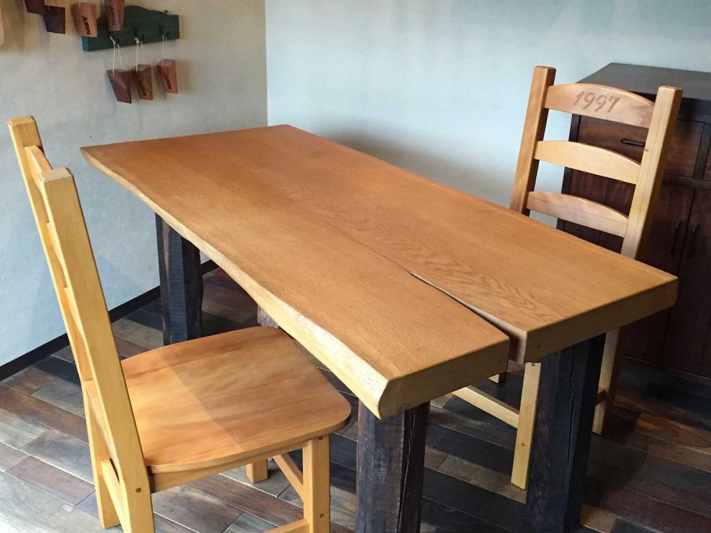 オーダー家具：ダイニングテーブルとイス（天板：タモ材一枚板）