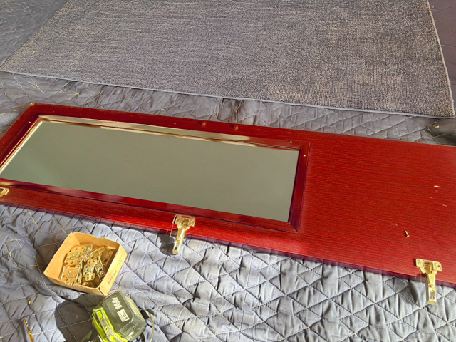 外れてしまったタンスの扉