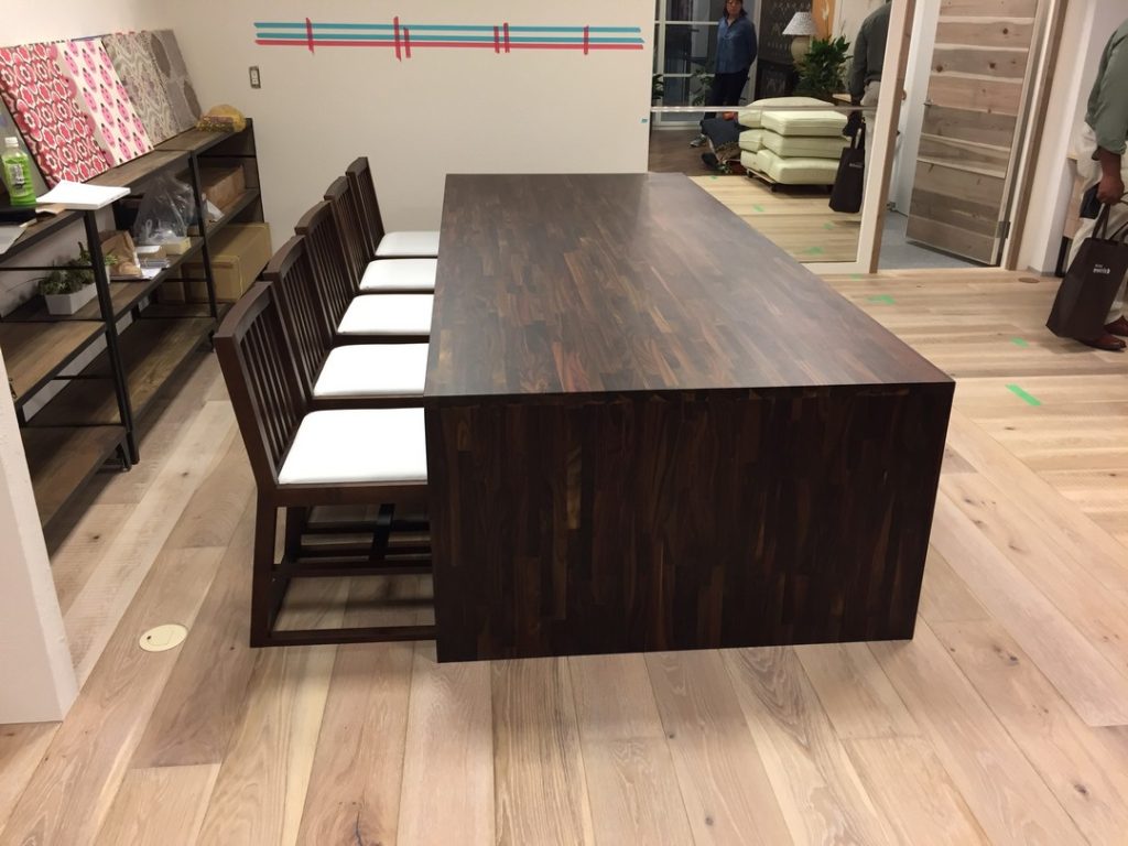 会議テーブル・椅子・横から（オーダー家具）