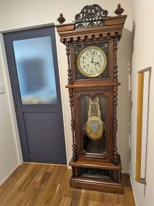 修復・再生塗装された家具。木製古時計。