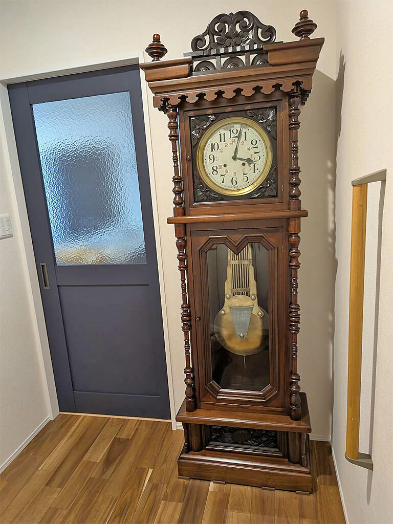 修復・再生塗装された家具。木製古時計。